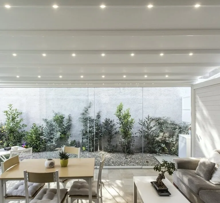 Pergola bioclimatique entretenue avec éclairage intégré