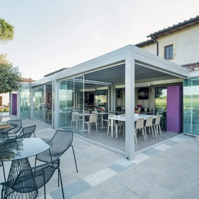 Pergola bioclimatique sur terrasse professionnelle
